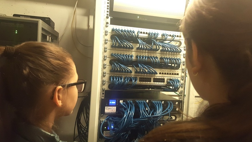 Viele Kabel um Menschen zu verbinden Viele Kabel um Menschen zu verbinden